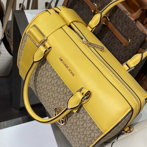 Michael Kors med Duffel Travel - Leather/Coated
35S2GTFU2B
DAFFODIL
MD DUFFLE - Picture 4 of 16